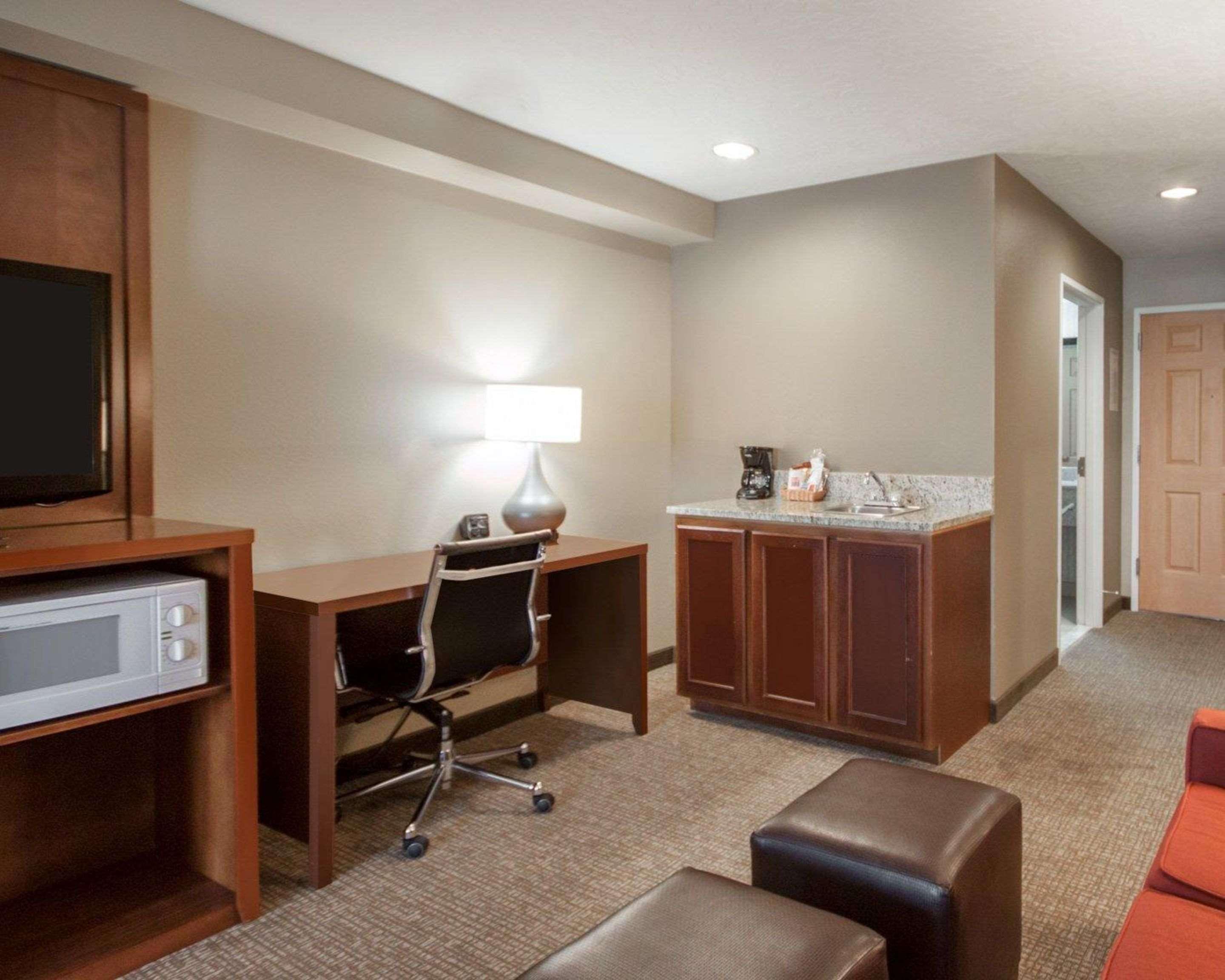 Comfort Suites Airport Boise Exterior photo
